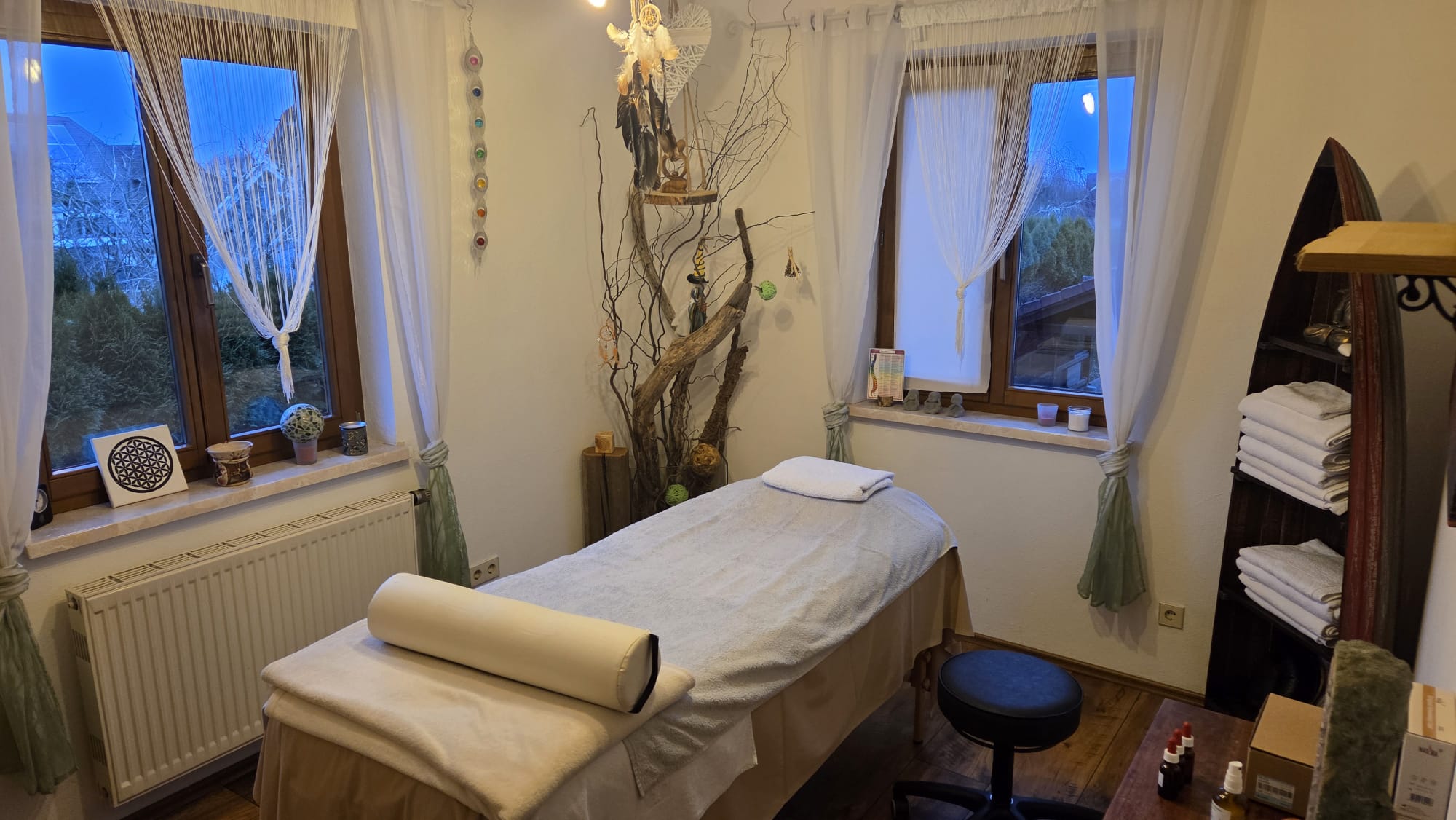 Gallis Kräutlerei Behandlungszimmer Ansicht 2 Behandlungszimmer mit einer Liege und einer Einrichtung passend zur Atmosphäre. Weite Ansicht.