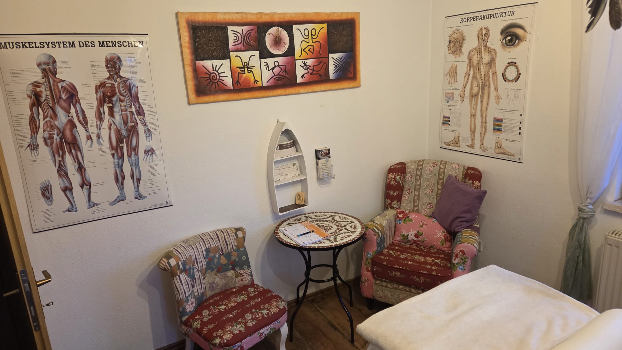 Gallis Kräutlerei Behandlungszimmer Ansicht 3 Behandlungszimmer mit Ansicht zu zwei Sesseln und weiterer Einrichtung.