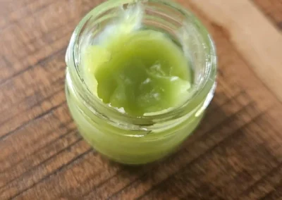 Ein Kräutererzeugnis in der Farbe Grün.