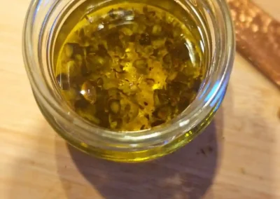 Flüssiges Kräutererzeugnis im Glas.