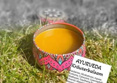 Ein Kräutererzeugnis in Form von orangenen Kräuterbalsam.