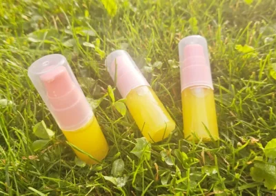 Ein Kräutererzeugnis in Form von Lippenbalsam.