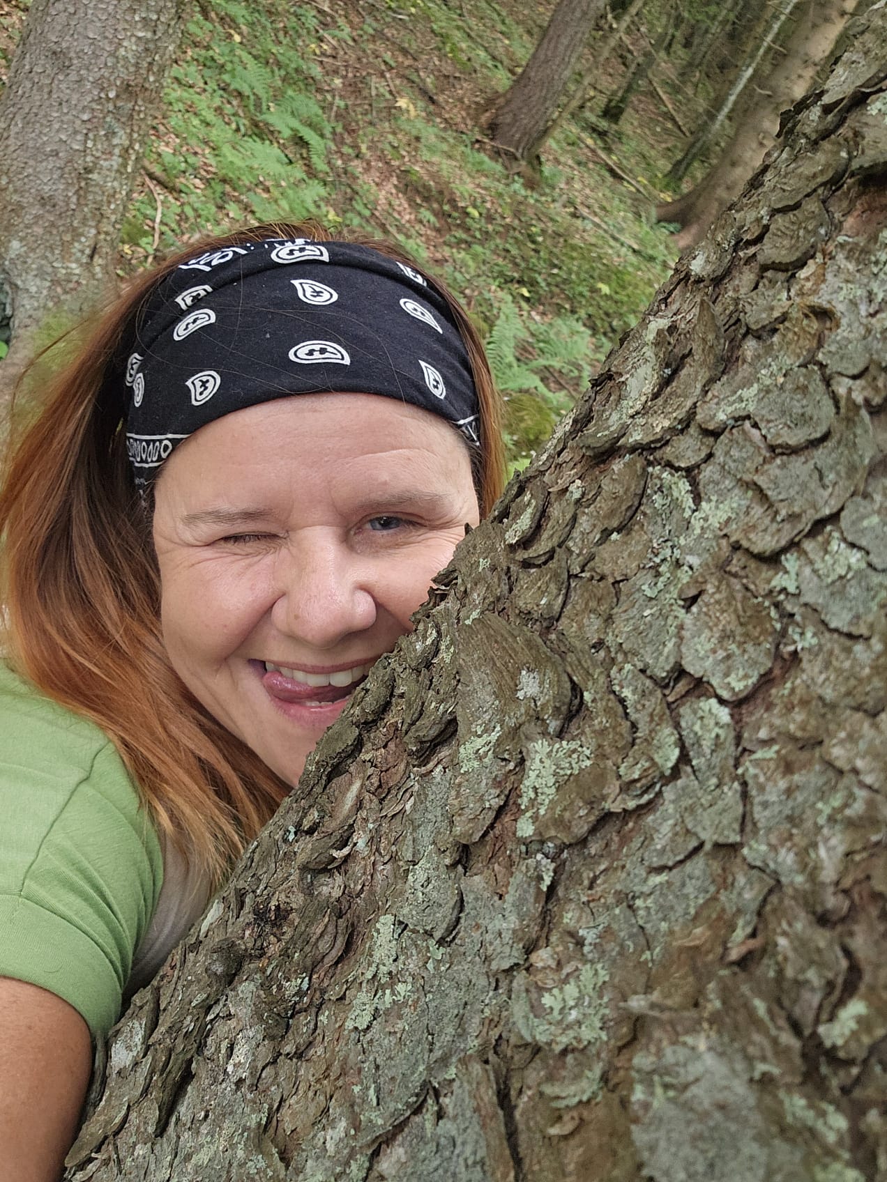 Gallis Kräutlerei Marion Gallautz-2 Marion Gallautz Selfie während sie einen Baum umarmt.