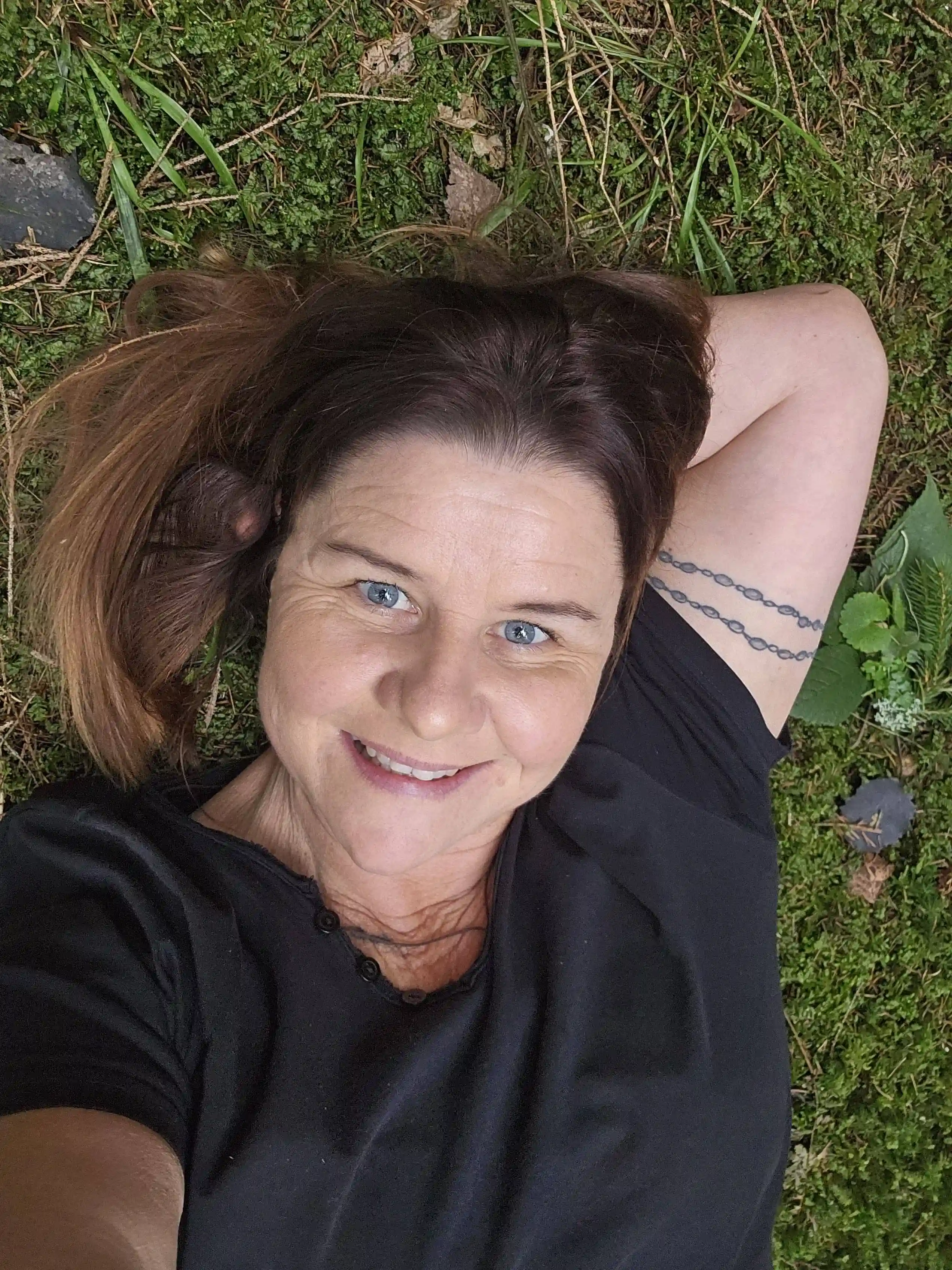 Marion Gallautz im Gras liegend.